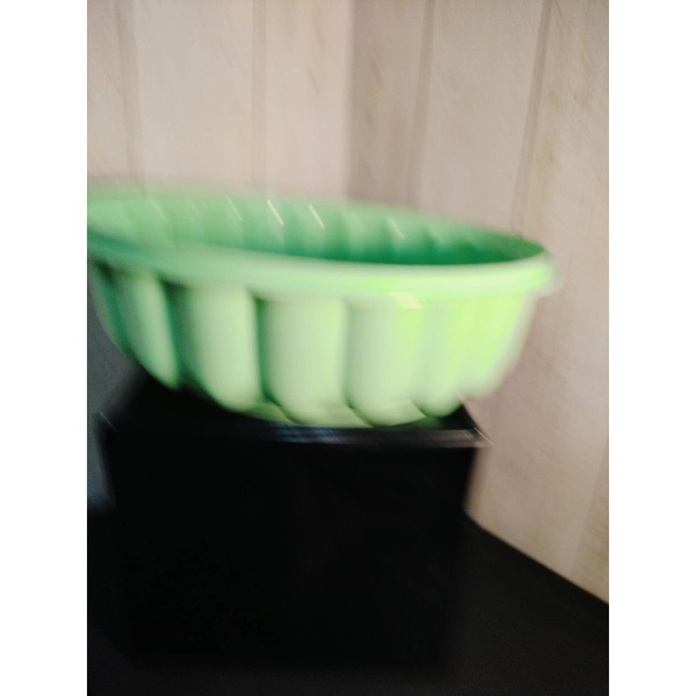 Tupperware Jel-Ring Mold #1202 green REPLACEMENT (C12)